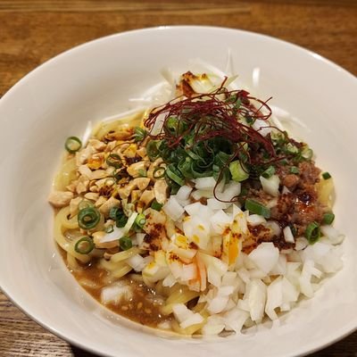 国道2号線からJR六甲道に移転しました。濃厚牛豚骨ラーメン、
魚介出汁醤油らーめん、汁なし坦々麺、油そばの４本柱。平日だけの限定麺させて頂いてます。宜しくお願い申し上げます☀️
日曜日はスパイスカレー屋になります☀️
お昼営業のみ❗限定20食です。宜しくお願い申し上げます🍀