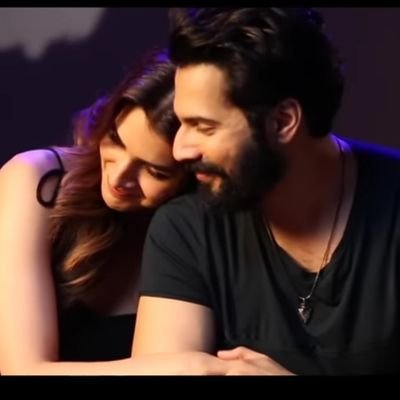 Admirer of wolf duo 🐺🐺 
They don't fail to make me smile everytime 🥰
Variti - The Bond is adorable and organic
@varundhawan @kritisanon