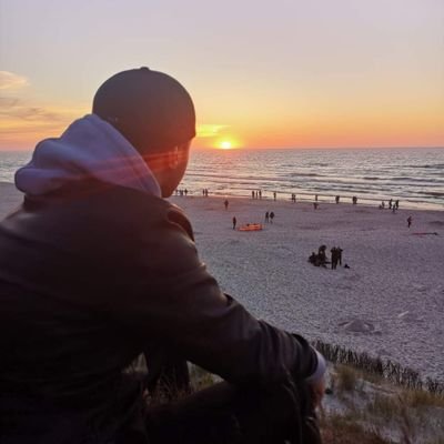 racholek's profile picture. Football, video games, Arsenal.