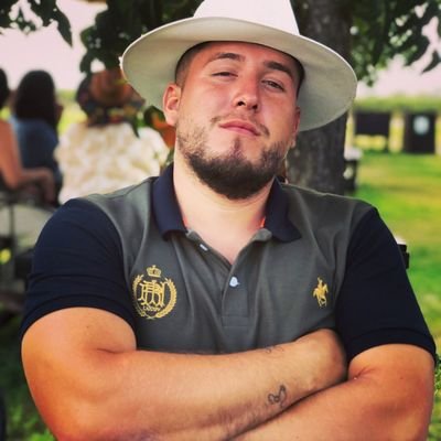 Muy lejos de ser un santo, muy lejos de ser perfecto, y vivo la vida como viene, no pienso en el futuro nada mas en el momento.