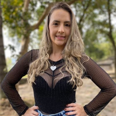 Promotora de vendas Cimed, Formada em Administração, mãe da Ana Clara e filha do Deus vivo.