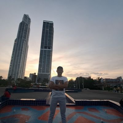 santizoedu's profile picture. Amante del buen vino, lectura, café, viajar, bailar, comer, cine independiente, temático y alternativo. Educar y aprender.