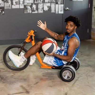 xvr11x's profile picture. 📚🏀