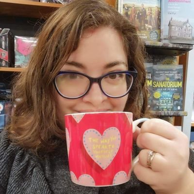 Lead Bookseller at @wstonescarm • Editor of @TheFantasyHive • 'Fun stalker' - Anna Stephens •
opinions own •
she/her 🏴󠁧󠁢󠁷󠁬󠁳󠁿