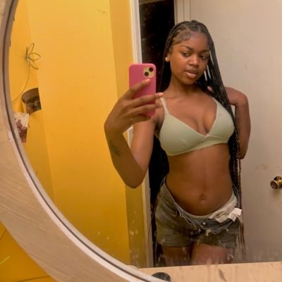 dollzay's profile picture. 