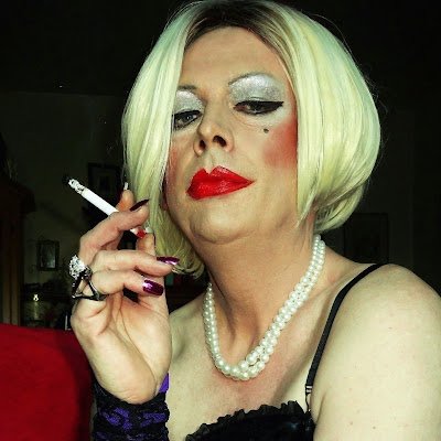 Bi tgurl with a huge smoking 🚬 fetish and just love men