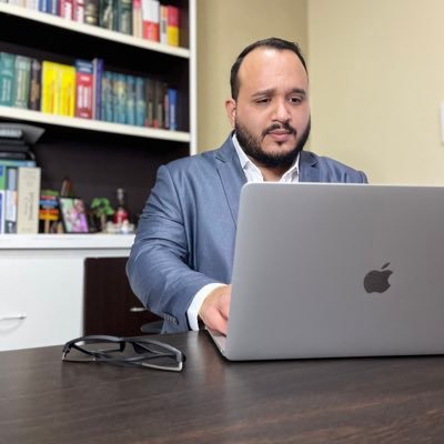 Nao é um herói, nem um santo: é simplesmente um Advogado.
