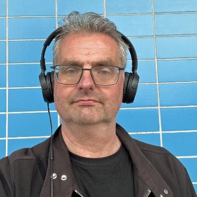 freelance web editor, platenverzamelaar, kringloopsneuper, cultuursnuiver, rafelrandopzoeker. nu actiever op BS, IG en FB.