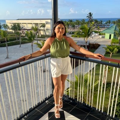 julissa__97's profile picture. UIC 20 Alum 📚| ΓΦΩ 🦢