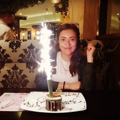 Bienvenido a mi morada. Entre libremente, por su propia voluntad, y deje parte de la felicidad que trae.