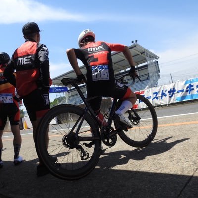 紅葉中学 都立豊島高校 日本体育大学 卒業。小学校から社会人までサッカー一筋だったけど膝の故障からロードバイクをはじめる。美味しい物と、旅行が好き。 ロードバイク でレースを楽しんでます。 IMEレーシング所属。