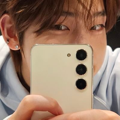 walalng04's profile picture. he/him
04