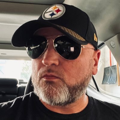 Life long Steelers nut. Penguins and Bucs fan. Laid back, Tall, Awesome, Humble, Funny and a big fan of Dogs AND Cats. Not THAT Aaron Smith. #GirlDad