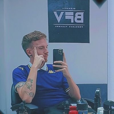 MisterFrostis's profile picture. pensando en las vacas, pensando en la playa, pensando en tu cara casi no duermo