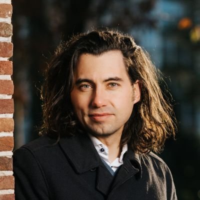 SCPopa's profile picture. Schrijver | In de schaduw van de eik is uit - 'Boeiende en knappe roman' | Of de oleander de winter overleeft (****) - 'Het beklijft' | Vergeet vaak te tweeten.