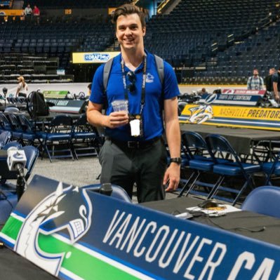 Director, Social at @Canucks. Sports marketer. Wannabe photographer. 🏙 he/him