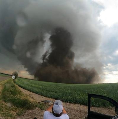 Supercell Specialist. Tornado Technician. Team A.S.S with @ABStormChaser. #1 storm chaser in Canada. #2 Kyle in Canadian storm chasing.