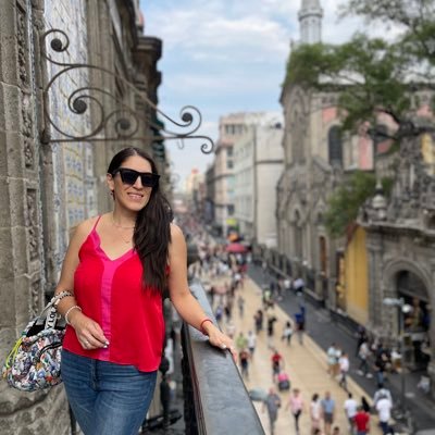 Fan del cine, la tv, el futbol, correr, yoga, el café, el vino, los viajes y los chistes ja. Comunicóloga de profesión. Mujer emprendedora. América y Barça