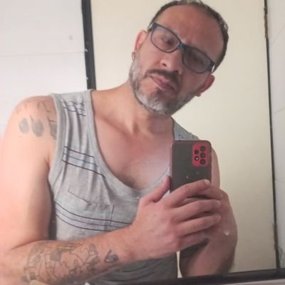 Fingerskin's profile picture. Antes hacía teatro, solía diseñar microuniversos, ahora me gustaría intervenir el existente. Sin tocino no hay paraíso.