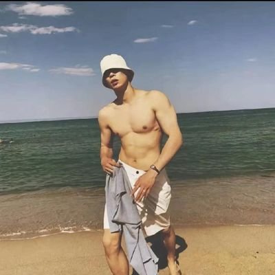 kangyaxiaozi's profile picture. 于道各努力，千里自同风