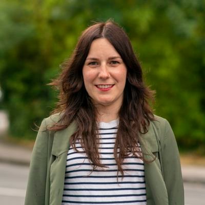 Politologoa. Nazioarteko politikan eta gatazken konponketan aditua. Giza Eskubideen defentsan trebatua munduan zehar. Orain EH Bilduko zinegotzia Gasteizen.