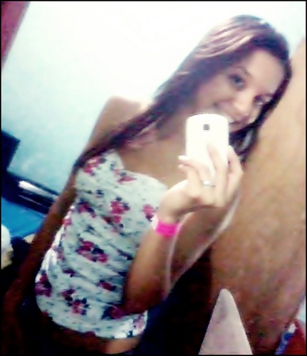 Sou chata, teimosa e bato nas pessoas que eu amo. Eu espero demais dos outros. Falo sem pensar, brigo por besteira e fico com raiva mas sou FELIZ ! ;D