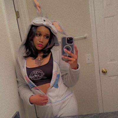 ThatGirlMiaB's profile picture. 🌻