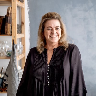 Food stylist, food photographer, 2 x cookbook author & always hunting the delicious. Digital Food Influencer of the year 21/23/24 https://t.co/kd1arC9Kn9
