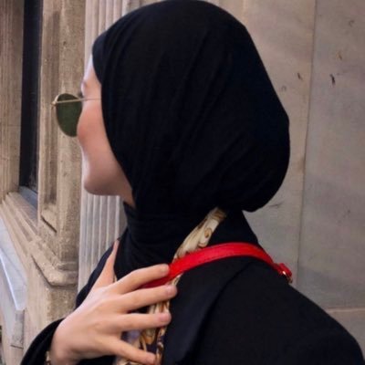 خفيفةُ الرّوح ؛ لو رَامت لِخفتها أَن تَرقُصَ على الماء ما ابتلّت كواحِلها || 👩🏻⚕️ JUST