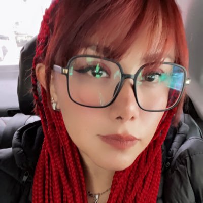 Chilanga modelo 1991, polifacética, resiliente,mamá en entrenamiento, godín de medio tiempo, guapa discreta, feliz, agri-dulce, libre, loca.