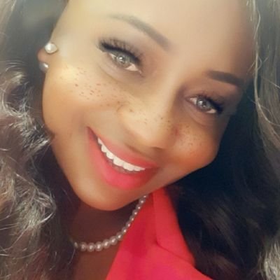 VUDIGITALAGENCY's profile picture. I help Beauticians build their brand via asthetic branding💗