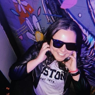 DJ, bargirl, estudante de engenharia, profi particular de contábeis, filha da UEM e louca por animais (especialmente gatos)