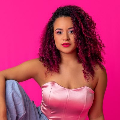 Dançarina, licenciada em Dança-UESB, Esp. Dança-UFBA. Mãe do baby Akin, Insta: @tainangaldino Jequié-BA