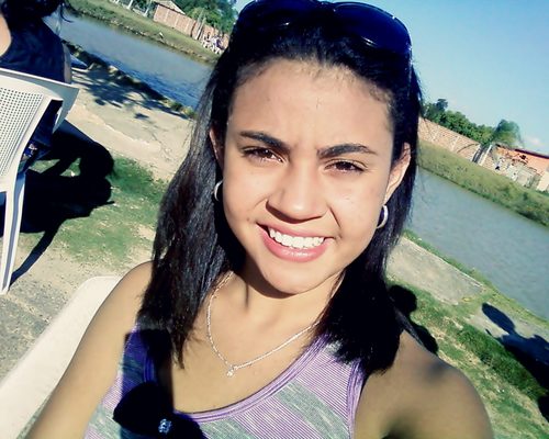 Tenho 13 anos, Deus, Corinthiana, Aquariana, Festa, Dança, Lasanha, Familia, Amigos, Charlie Brown, música, ciumenta ;D o resto só me conhecendo !