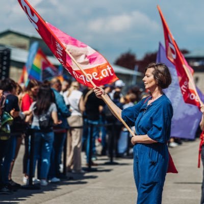 Bundesfrauengeschäftsführerin 🌹🏳️‍🌈, Feministin, rote Bezirksrätin in #otk, Ganzjahresradlfahrerin, Jahreskartenbesitzerin @wienerlinien u @oebb