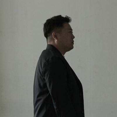 田舎のウレタン工場の二代目です。そういえば、通販の虎の虎になりました。親がやってた小さなウレタン工場で寝具ブランドをしてみたら、気づけば年間1万人くらいの眠りに口を出す人になってました。ミネルヴァスリープっていう、日本で一番高品質なウレタン枕を売っている会社の代表です。僕の恩人はヒカルです。
