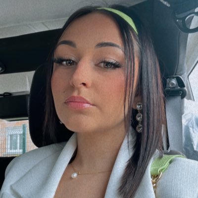 julie_fbvr's profile picture. 