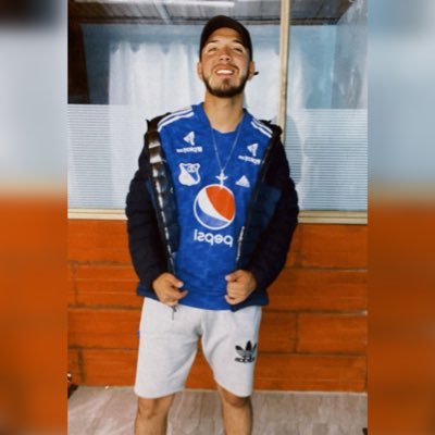 Estudiante, trabajador, lector, escucho al ferxo, hincha de Millos, antimatarife, creo en Dios y en Cr7. Todo en uno.