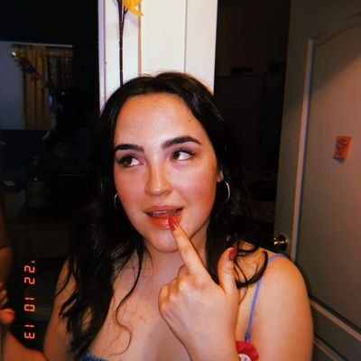 CaitlinJaz's profile picture. a caked up goblin who can pronounce the hard dinosaur names