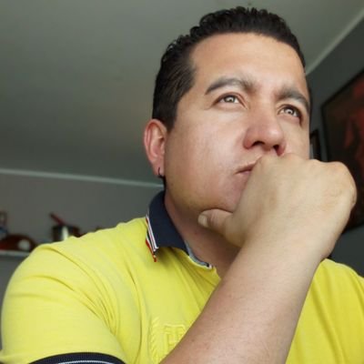 Quiteño amante de la cocina, guitarrero y cantor por deporte.