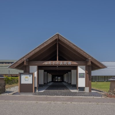 富山県の東端にある小さいけれども木のぬくもりあふれる居心地のいい公立美術館です。2023年旧なないろKAN跡地に移転リニューアルオープンしました