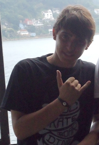 eu quero que se foda essa porra de sociedade
pago minhas contas sou limpinho
não sou como você filho da puta, viadinho ♫