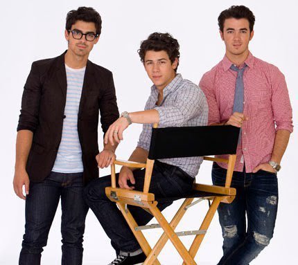 Devemos ser honestos com nosso ideais. Seria um desperdício tentar ser aquilo que não somos . Jonas Brothers