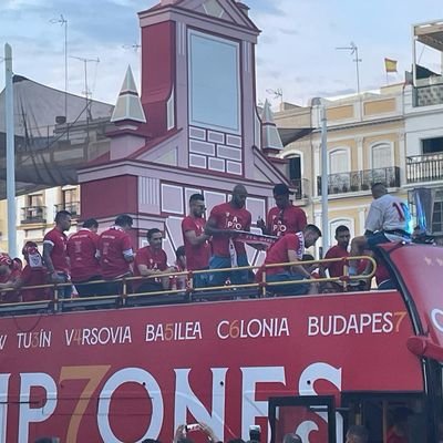 ME ENCANTA LA SEMANA SANTA
SOY DE SEVILLA Y SEVILLISTA ❤️🤍❤️
Y EL BAILE