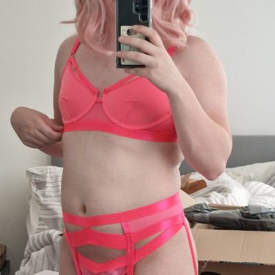 19yo crossdressing sissy from UK 
Dm me anything naughty 😋