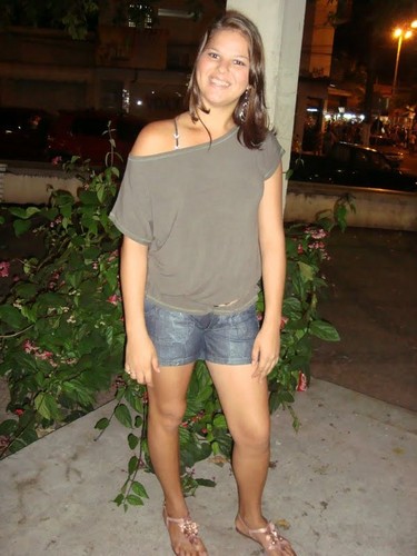 menina feliz 18 anos e de bem com a vida....