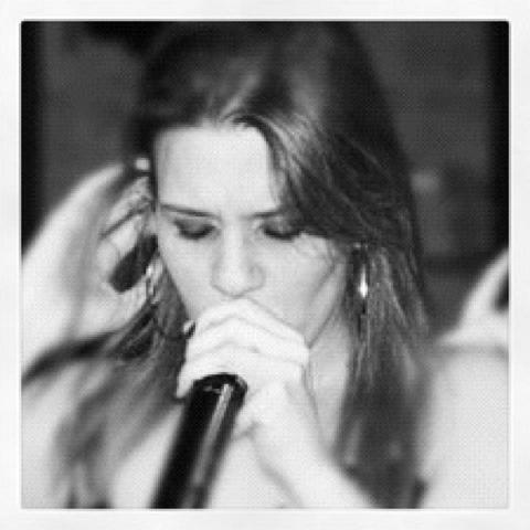 Twitter pessoal Fabi Canuto, vocalista da Banda Esquadrão de Balli ( axé ). Contato: 82-93412618 / 99312881