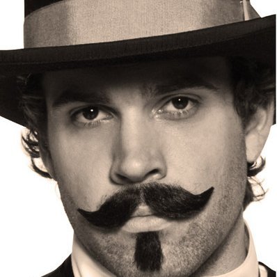 CEO de bigote y sombrero en paro, era socialista hasta que viajé
