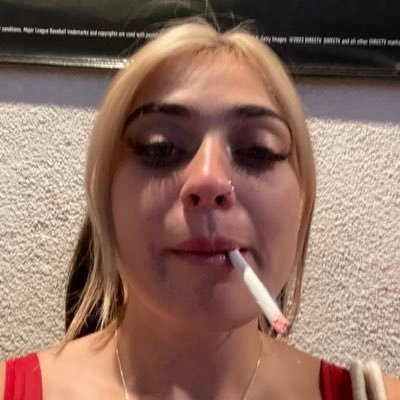 whiteassmechi's profile picture. give me attention