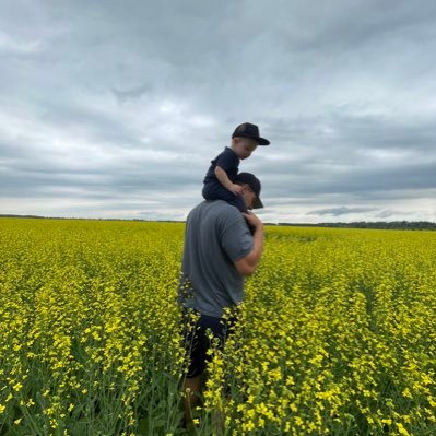 Warks25's profile picture. Fork River grain farmer, new father